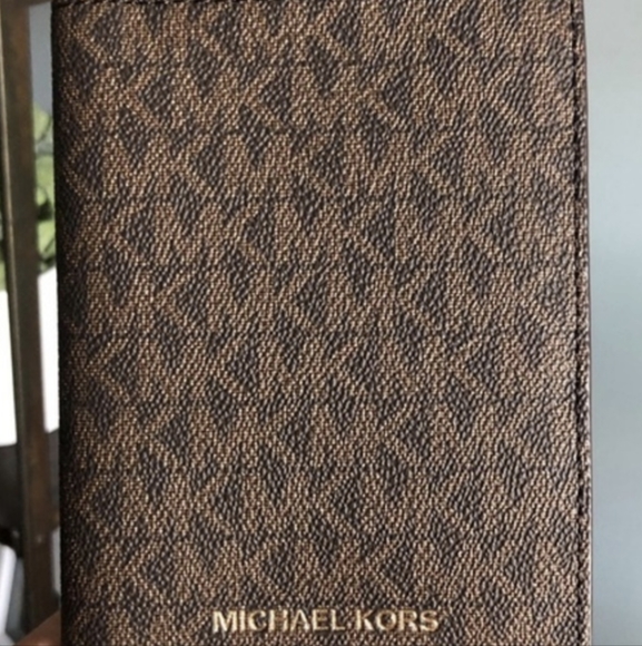 Michael Kors passeport wallet - Picture 1 of 3